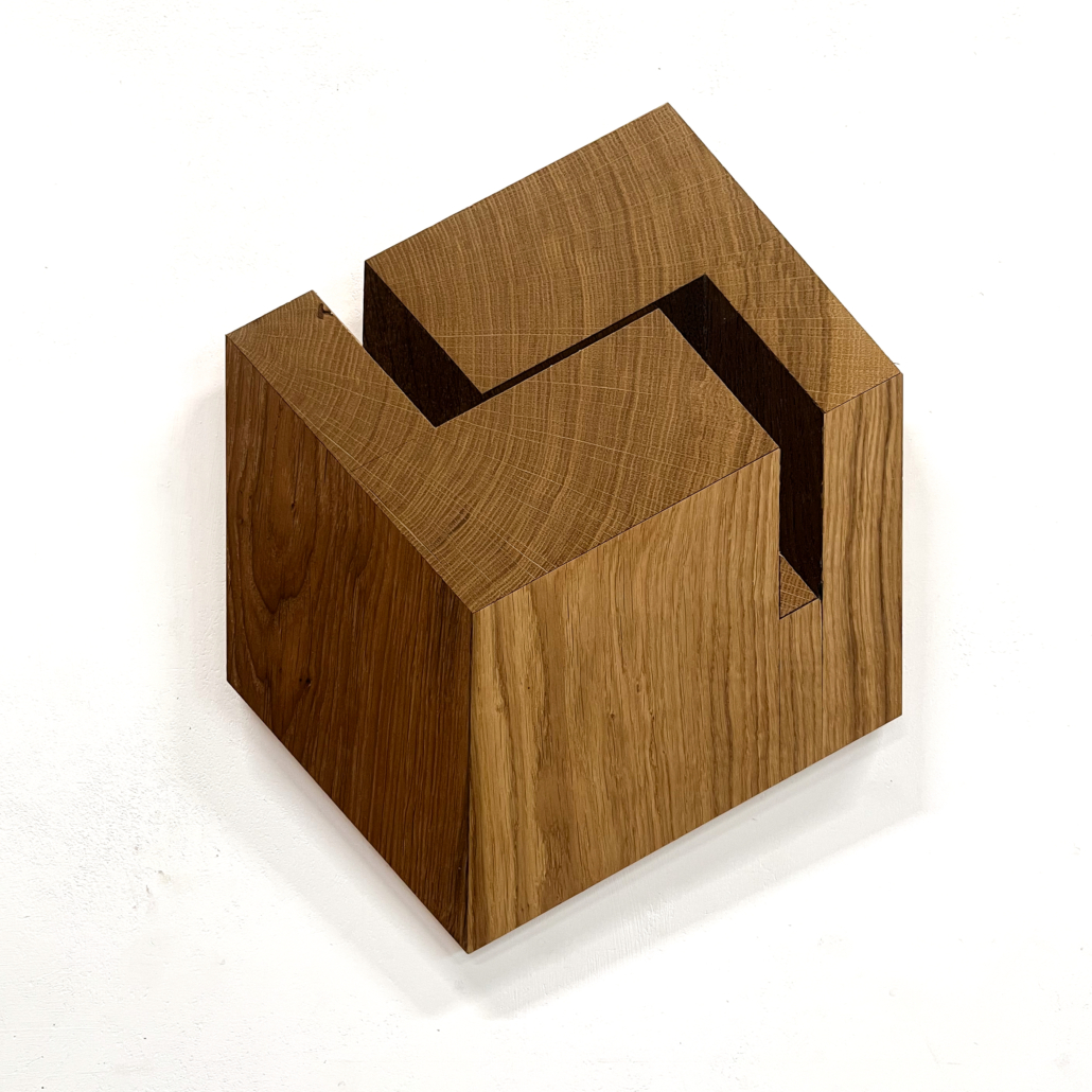 Robert Steng, „Quader mit Einschnitt“, 2026, Eiche-Furnier auf Sperrholz, 46 x 35,5 x 1,5 cm