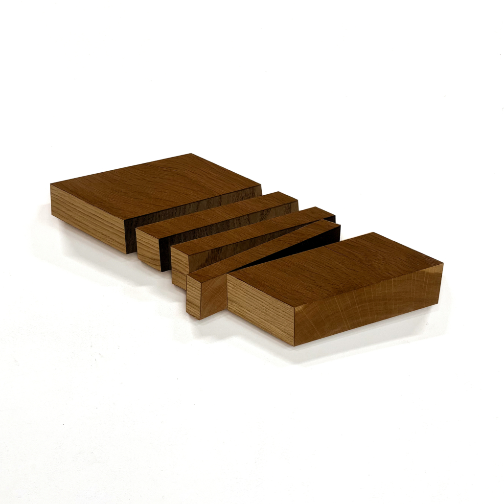 Robert Steng, „Balken mit 4 Einschnitten“, 2026, Eiche-Furnier auf Sperrholz, 62 x 24 x 1,5 cm