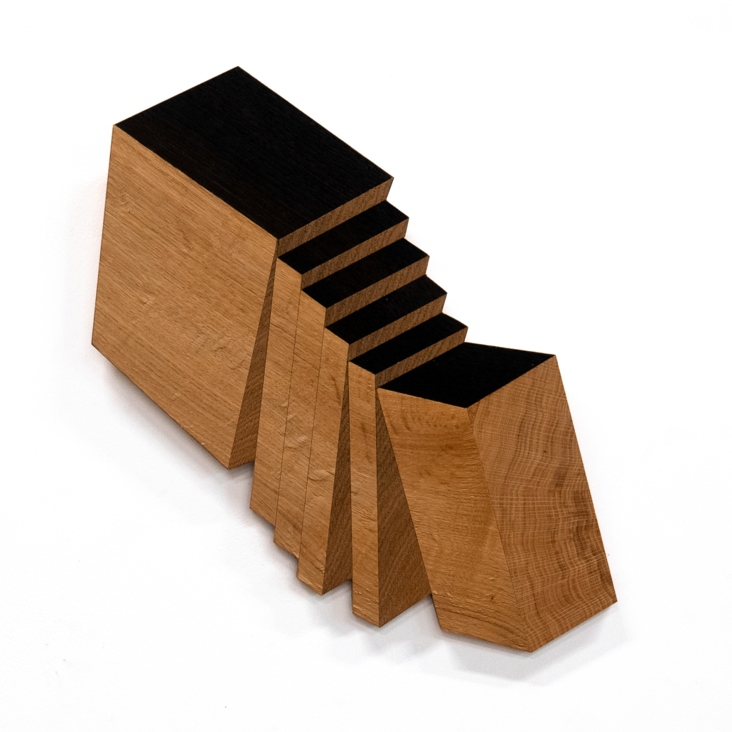 Robert Steng, „Sliced Beam“, 2026, Eiche-Furnier auf Sperrholz, 50 x 25 x 1,5 cm
