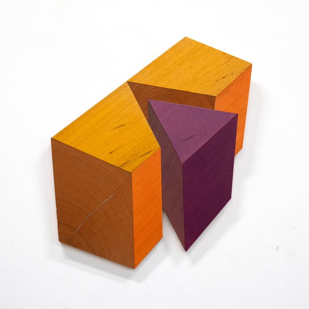 Robert Steng, „Balken mit dreieckigem Ausschnitt“, 2026, Furnier auf Sperrholz, Lasur, 55 x 46 x 1,5 cm