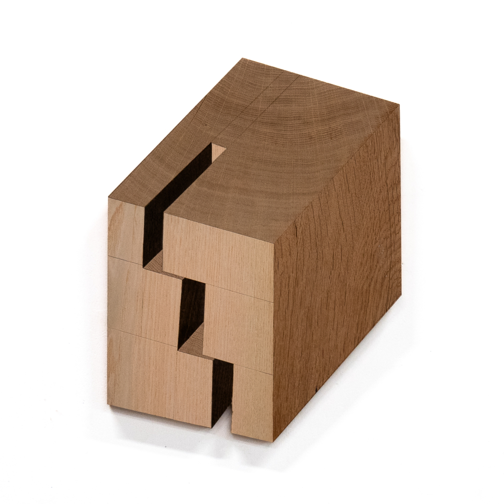 Robert Steng, „Quader mit Einschnitten“, 2026, Furnier auf Sperrholz, 43 x 33 x 1,5 cm