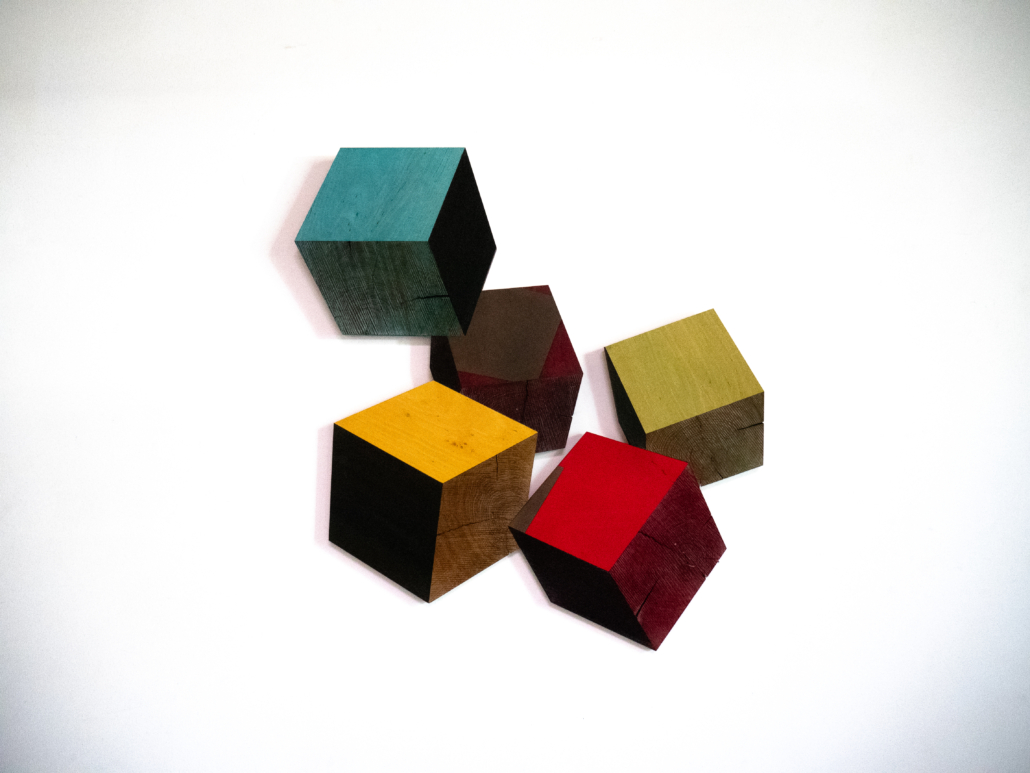 Robert Steng, 5 Falling Cubes, 2024, abgelagertes Holz, 85 x 73 cm