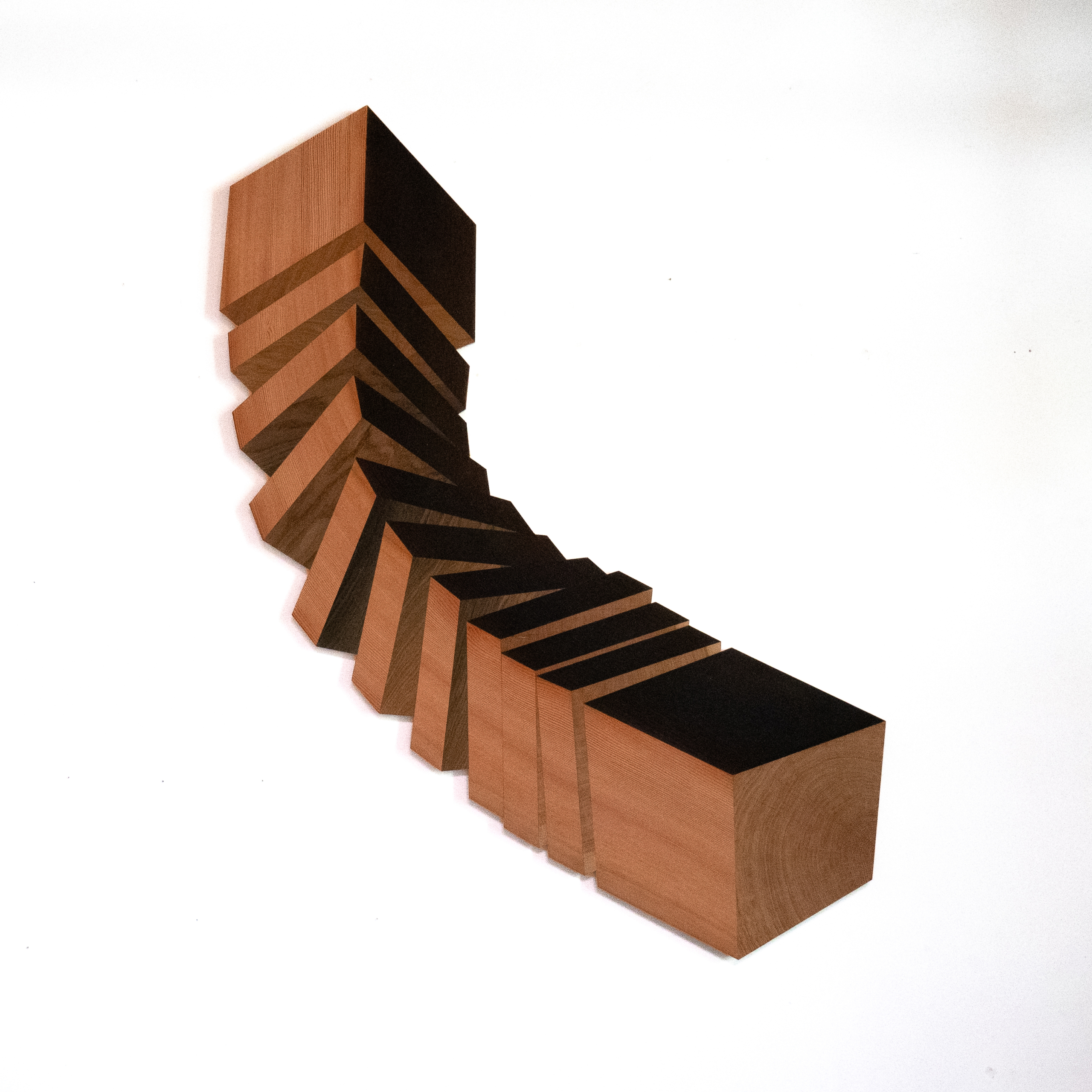 Robert Steng, „Sliced Beam“, 2026, Furnier auf Sperrholz, 167 x 77 x 1,5 cm