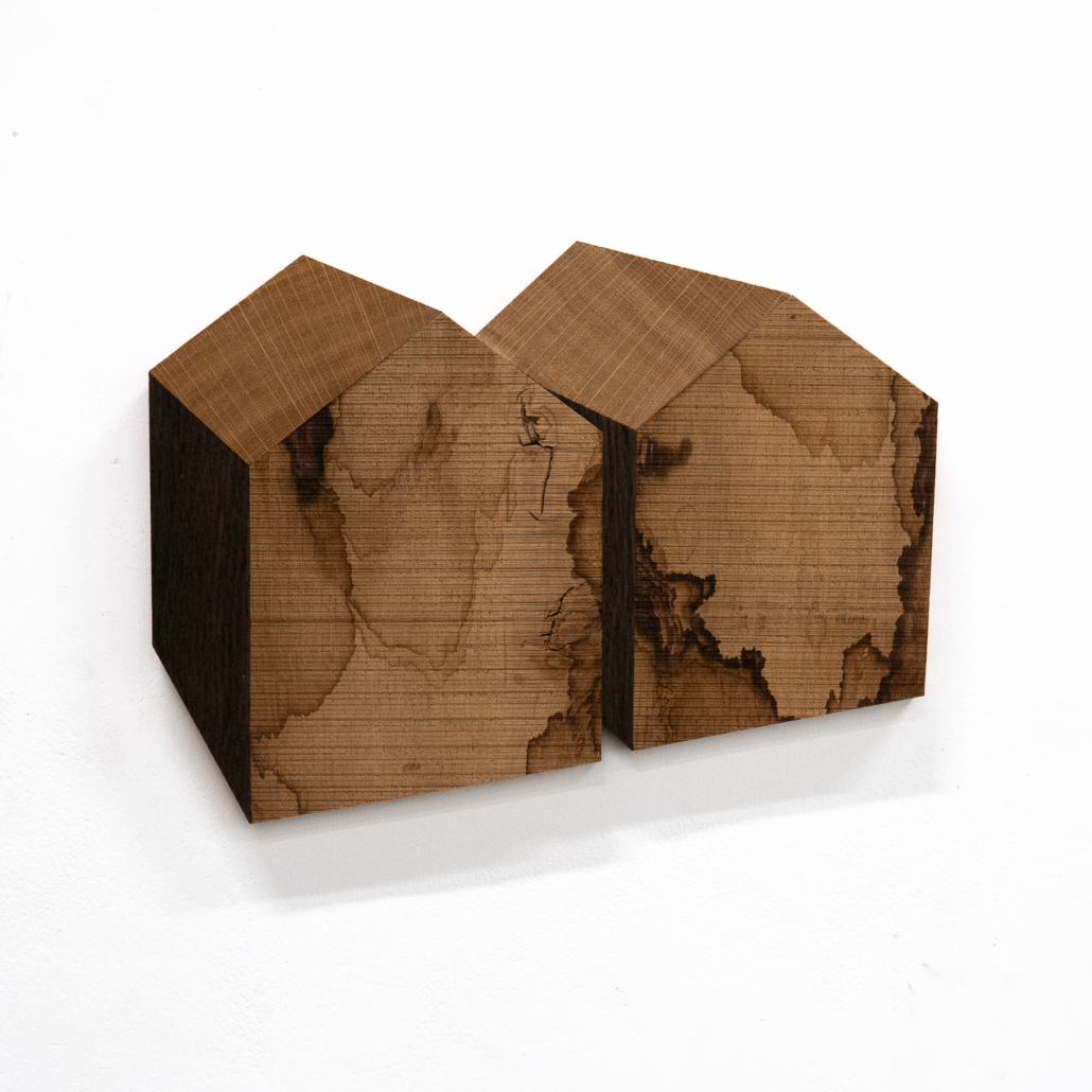 Robert Steng, „Doppelhaus“, 2024, abgelagerte Eiche, 25 x 33 x 1,5 cm