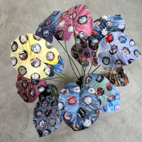 15 circles plant, 2024-25, Mischtechnik auf Plastikpflanze, ca. 75 x 66 x 66 cm